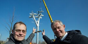 Müller vor der Seilbahnbaustelle