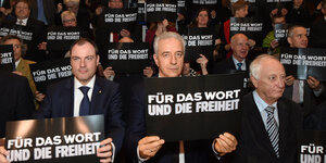 Drei Männer mit Schildern in den Händen. Darauf steht: „Für das Wort und die Freiheit“. Es sind unter anderem Stanislaw Tillich und Heinrich August Winkler