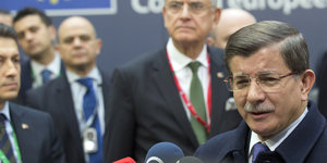 Ein Mann mit grauem Haar und Brille. Es ist der türkische Premier Davutoglu