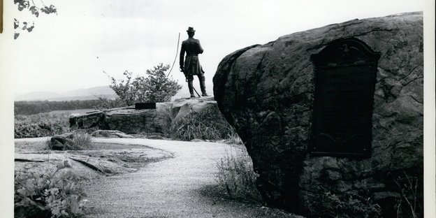 Ein Mann auf einem Schwarz-Weiß-Foto