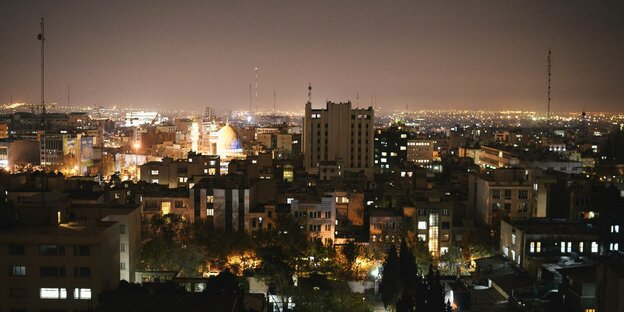 Stadtansicht Teherans mit Abendbeleuchtung