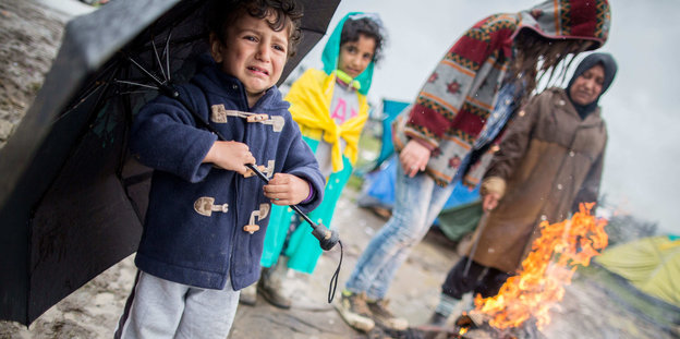 Flüchtlinge, im Vordergrund ein Kind