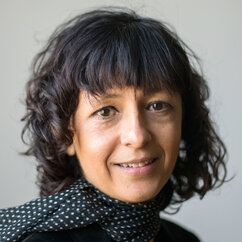 Emmanuelle Charpentier lächelt