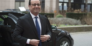 François Hollande beim Aussteigen aus einem Pkw