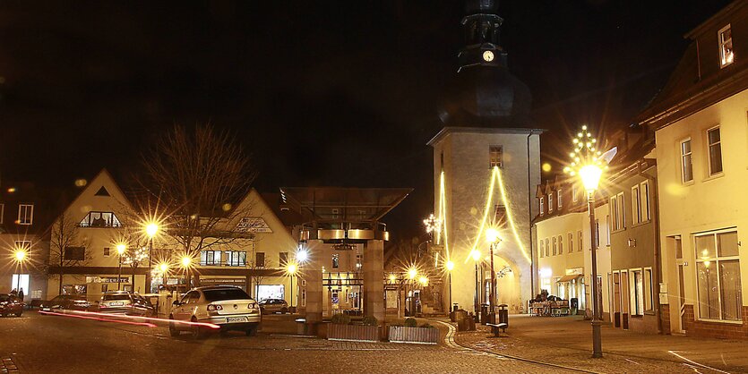 Ein Platz mit Autor und leuchtenden Laternen bei Nacht