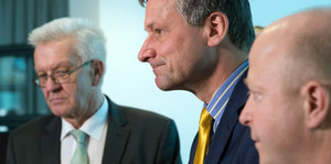 Drei Männer stehen nebeneinander. Es sind Winfried Kretschmann, Hans-Ulrich Rülke und Michael Theurer