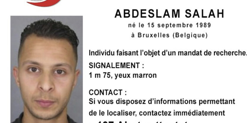 Ein Fahndungsplakat zeigt einen Mann mit kurzen Haaren. Es ist Salah Abdeslam