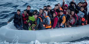 Schlauchboot mit Flüchtlingen