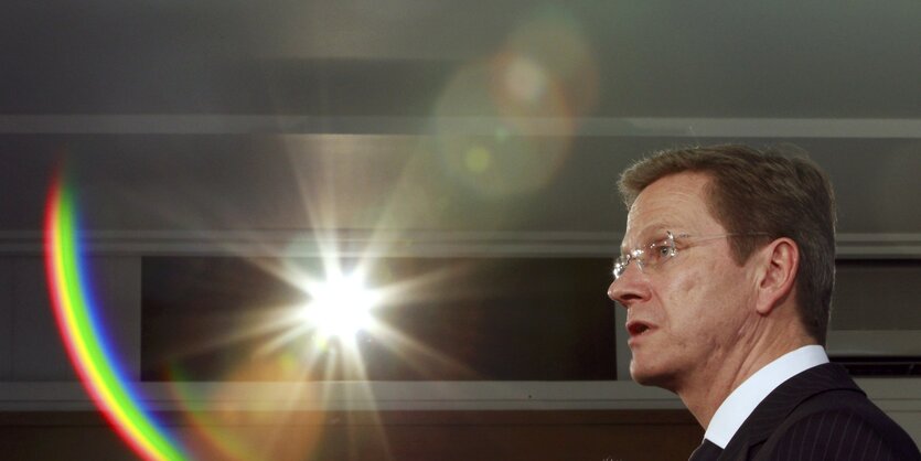 Guide Westerwelle, im Hintergrund spiegelt sich der Blitz der Kamera