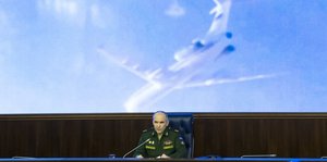 Ein russischer General auf einer Pressekonferenz