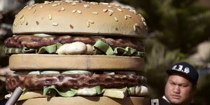 riesiger Burger aus Plastik