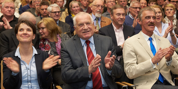 Václav Klaus, Frauke Petry und Uwe Junge klatschen in die Hände