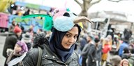 Eine Junge Frau mit Maske beim Karneval der Geflüchteten in Berlin 2016