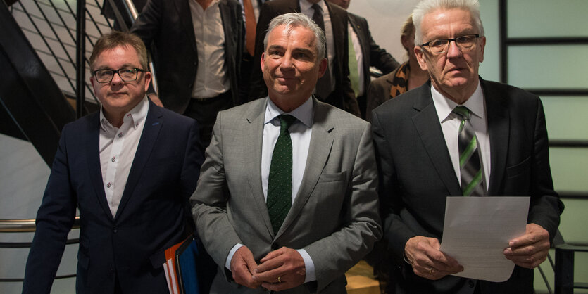 Guido Wolf, Thomas Strobl und Winfried Kretschmann sind im Begriff, ein Statement abzugeben