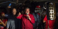 Lula da Silva spricht umringt von Anhängern in ein Mikrofon