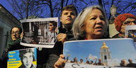 Menschen halten Plakate hoch, auf denen die Freilassung von Sawtschenko gefordert wird