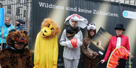 Verkleidete Tierschützer protestieren gegen Wildtiere im Zirkus