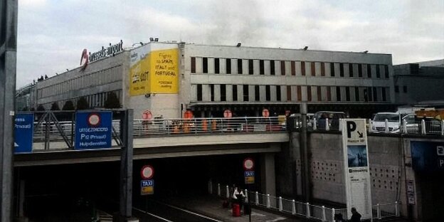 Ein Gebäude des Flughafens Brüssel. Rauch steigt auf. Ein Gebäude des Flughafens Brüssel. Rauch steigt auf.