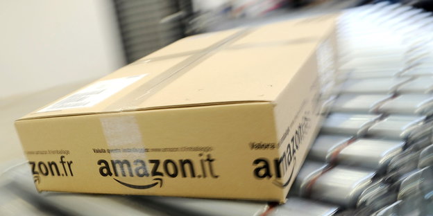 Ein Amazon-Paket rollt über ein Transportband