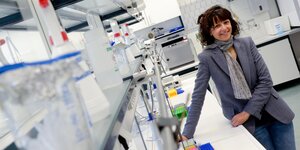 Die Forscherin Emmanuelle Charpentier steht in einem Labor.