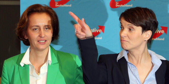 Beatrix von Storch steht neben Frauke Petry, die nach rechts oben zeigt