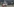 Polizeiwagen und Menschen auf einer Straße