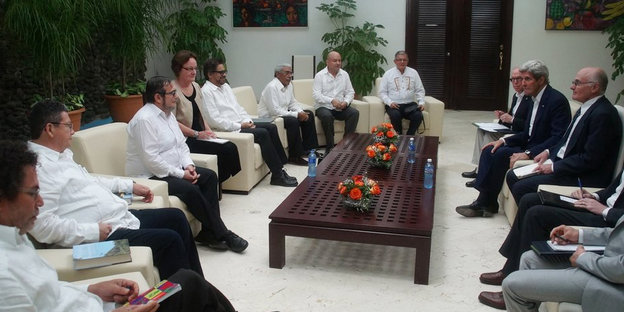 Havanna am Montag: Verhandler der Farc-Guerilla im Gespräch mit US-Außenminister John Kerry