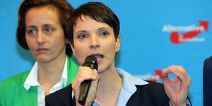 Frauke Petry spricht in ein Mikrofon, im Hintergrund steht Beatrix von Storch