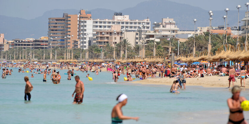 Urlauber am Strand von Arenal auf Mallorca