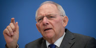 Wolfgang Schäuble mit erhobener Hand