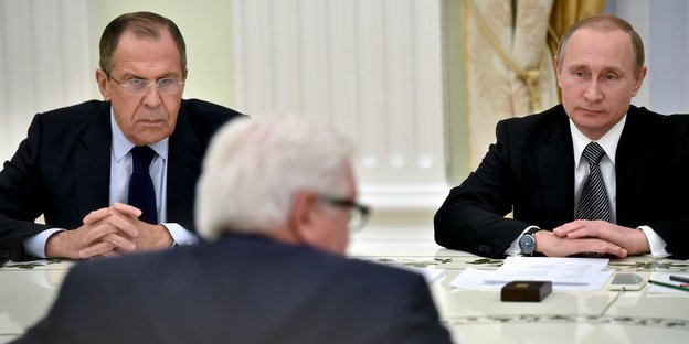 Außenminister Steinmeir, Außenminister Lawrow und Präsident Putin am Tisch