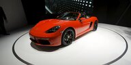 Ein roter Porsche steht auf einer Präsentierplattform