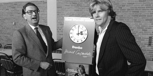 Howard Carpendale (r.) und der damalige Bundesinnenminister Gerhart Baum. In ihrer Mitte Werbung für Carpendales Single „Zeit für dich“