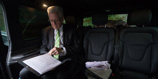 Kretschmann liest im Auto