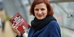Katja Kipping hält ihr neues Buch hoch