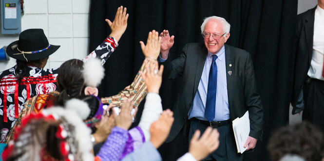 Anhänger winken Sanders zu