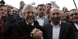 Angeklagt: Can Dündar und Erdem Gül von der Cumhuryet vor Prozessbeginn in Istanbul