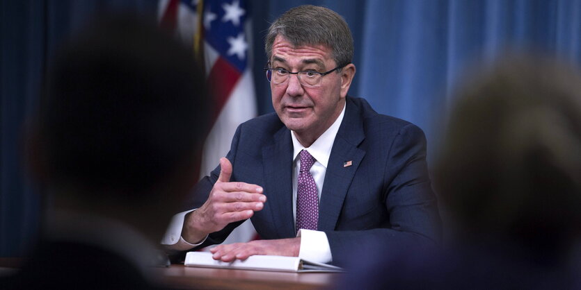 Ashton Carter in Anzug vor einer US-Flagge