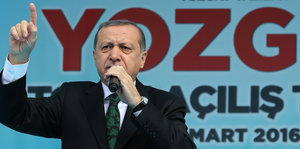 Porträt Erdogan - er erhebt den Zeigefinger seiner rechten Hand