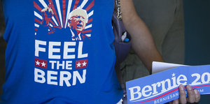 Ein T-Shirt mit dem Spruch "Feel the Bern" und einem Bild von Bernie Sanders