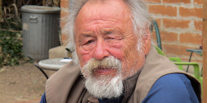 Nahaufnahme des Autors Jim Harrison mit weißem Bart und Haaren