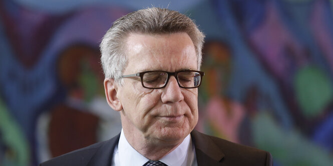 Ein Mann mit geschlossenen Augen, es ist Thomas de Maizière