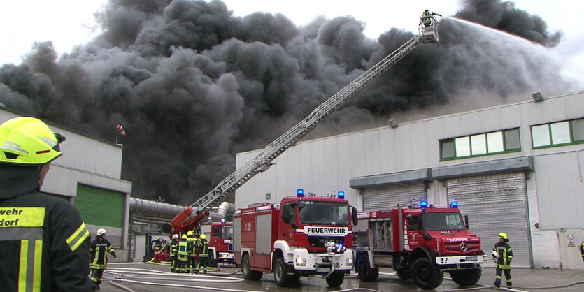 Feuerwehrleute löschen einen Brand