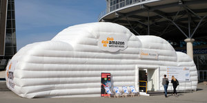 Ein Amazon-Zelt in Form einer Wolke steht auf der Cebit in Hannover