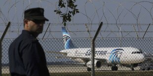 Ein Polizist vor dem entführten Flugzeug auf dem Flughafen Lacarna