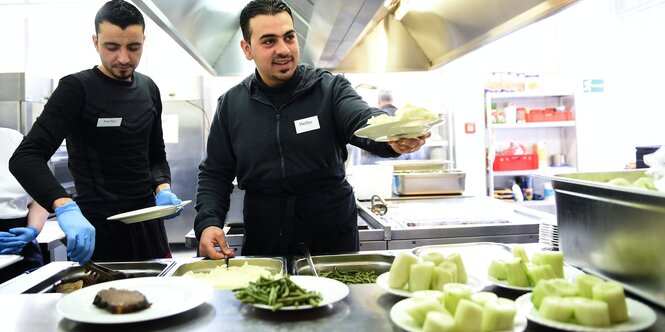 Essensausgabe in Flüchtlingsunterkunft