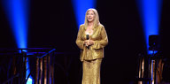 Sängerin Barbra Streisand steht auf einer Bühne