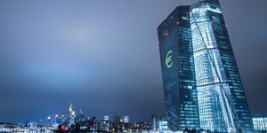 Das Hochaus der EZB in Frankfurt vor nächtlichem Himmel