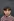 Ein Junge mit kurzen schwarzen Haaren und Ringelpullover