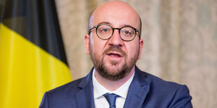 Ein Mann mit Glatze, Bart und Brille im Anzug, es ist Charles Michel